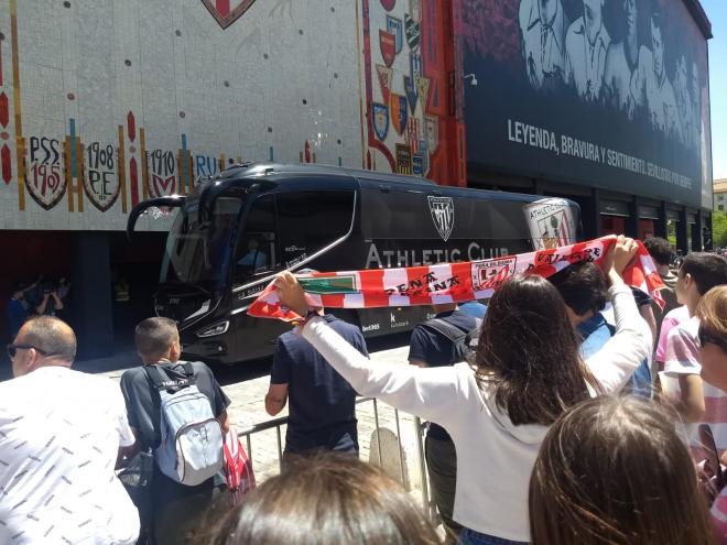 El autobús del Athletic Club llega al Sánchez Pizjuán antes de un partido Sevilla-Athletic.