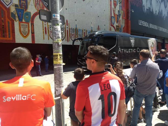 Aficionados del Athletic Club esperan la llegada del bus al Sánchez Pizjuán de Sevilla.
