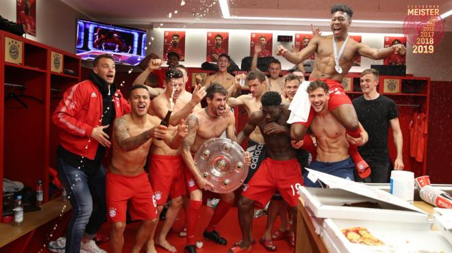 Los jugadores del Bayern Múnich celebran la Bundesliga (Foto: @FCBayernES).