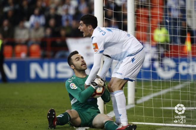 Carlos Fernández y Juan Carlos tras el gol anulado (Foto: LaLIga).