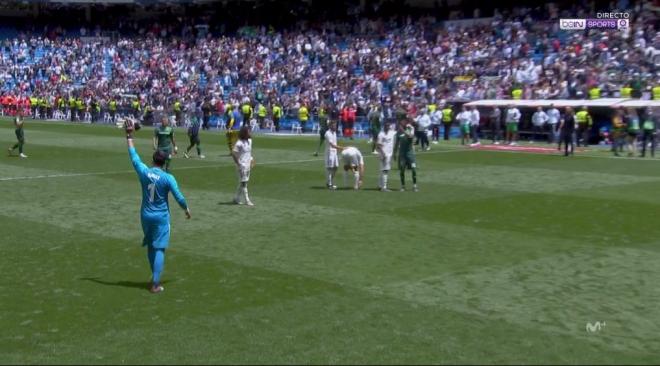 Keylor Navas devuelve el aplauso a la afición del Real Madrid.