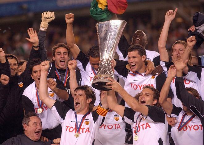 El Valencia CF celebra el título de UEFA conseguido el año del doblete.