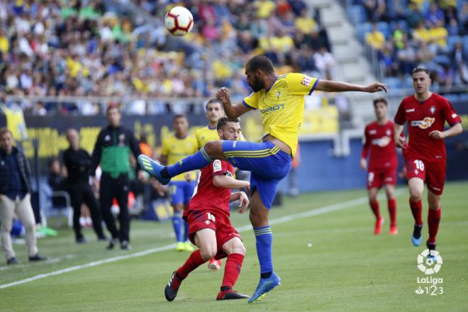 Fali Giménez, despeja un balón en su debut con la amarilla en el Cádiz-Osasuna (Foto: LaLiga).