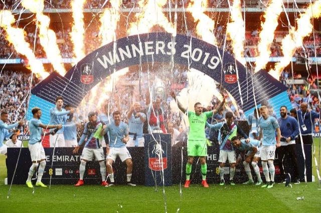 Laporte celebra con sus compañeros el triunfo en la FA Cup (Foto: MCFC).