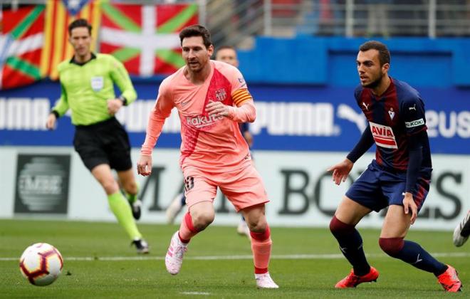 Messi se marcha con el balón en el último Eibar-Barcelona.