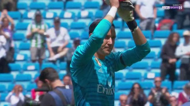 Keylor Navas devuelve los aplausos a la afición del Real Madrid en el Bernabéu.