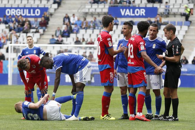 Una acción en el último Oviedo-Numancia (Foto: Luis Manso).