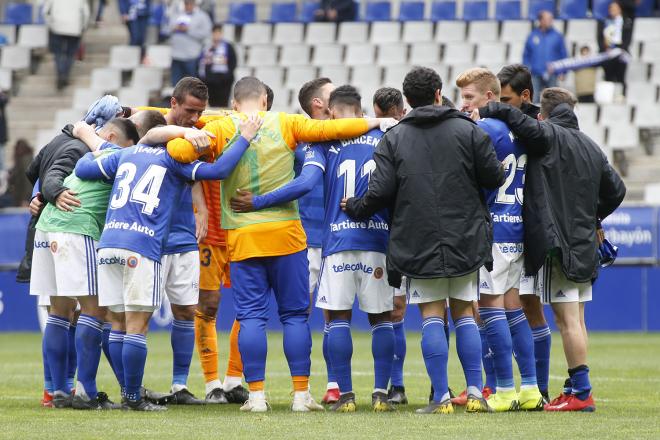 Los jugadores del Real Oviedo se abrazan tras la victoria ante el Numancia (Foto: LaLiga).