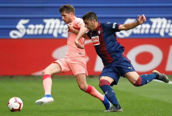 Sergi Roberto lucha un balón con Cote la temporada pasada entre el Barcelona y el Éibar.