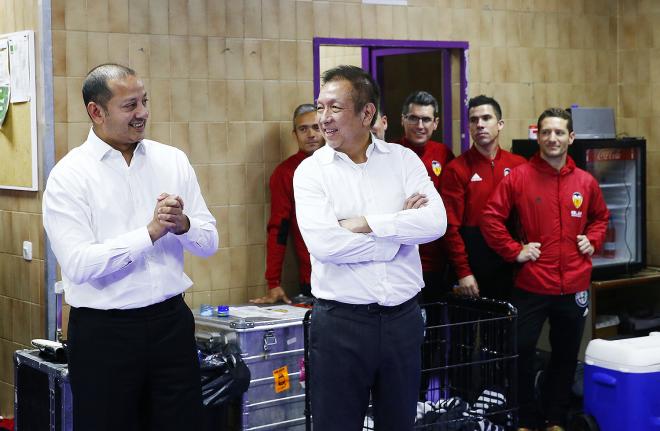 Anil Murthy y Peter Lim en el vestuario del  Valencia CF en Valladolid (Foto: Valencia CF)