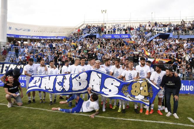 Celebración del Recre con la afición. (Clara Verdier)