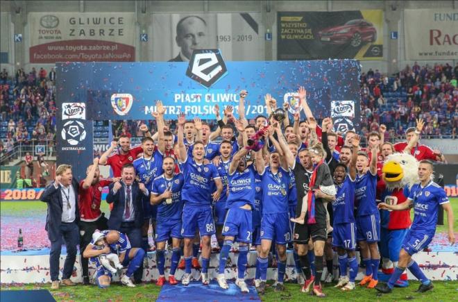 Joel Valencia y sus compañeros del Piast Gliwice alzan el titulo de campeones de Polonia. (Foto: @joelvalencia8).