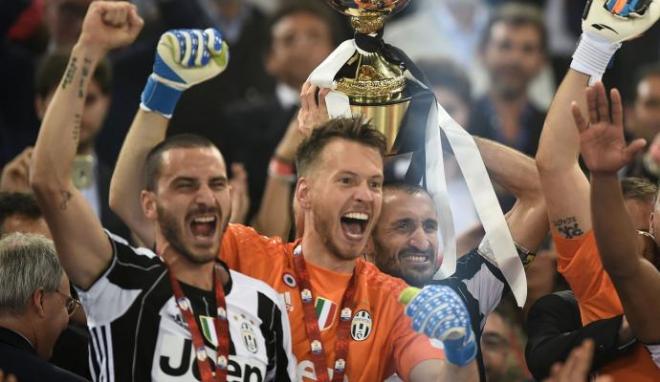 Neto levanta la Coppa de Italia (Foto: Calciomercato).
