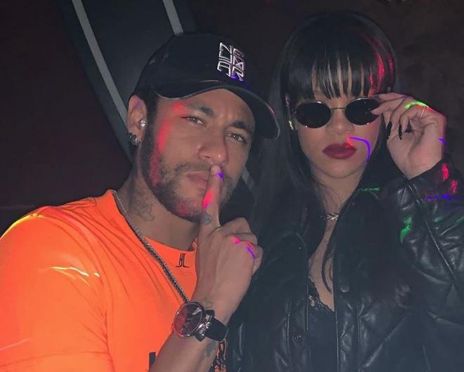 Neymar posa junto a Rihanna en una discoteca.