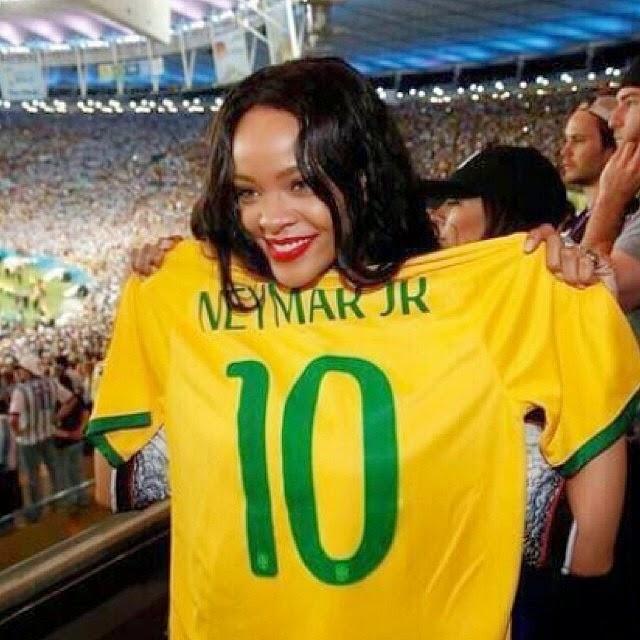 Rihanna posa con la camiseta de Neymar durante el Mundial de Brasil.