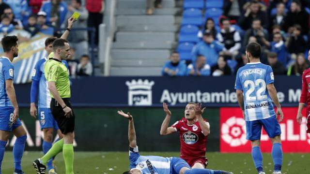 Gorostegui Fernández sacando una amarilla en la disputa entre el Málaga y el Dépor (foto:Laliga).