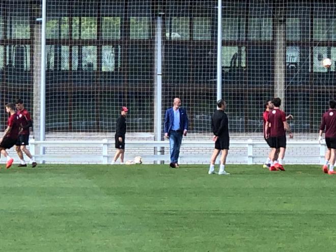 Elizegi saluda a los jugadores del Athletic en el último entrenamiento.