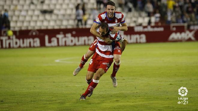 Los jugadores del Granada, celebrando la victoria en Albacete.
