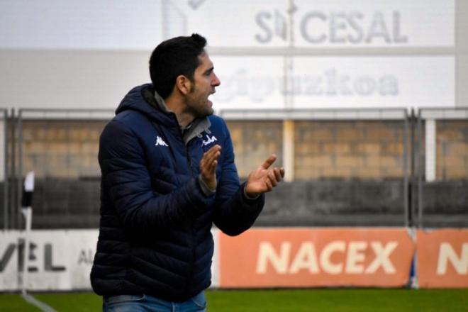 Iñigo Vélez de Mendizabal aplaude al Amore durante un partido del Grupo II (Foto: SD Amorebieta).