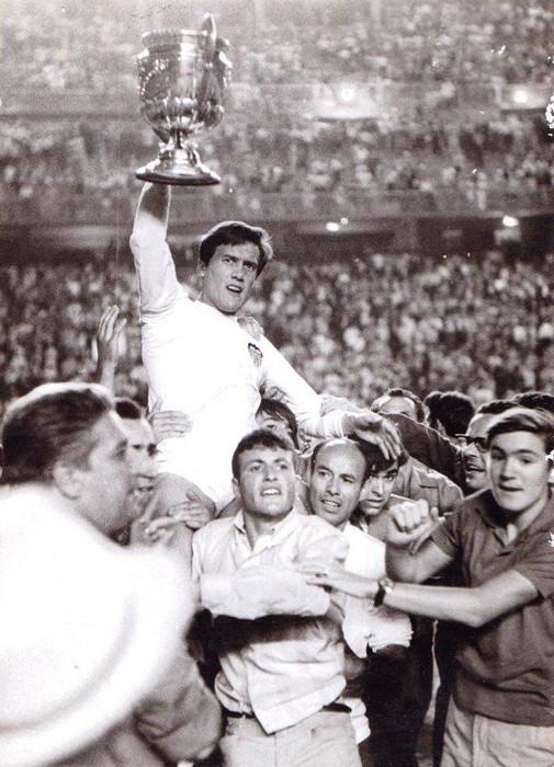 Roberto Gil levanta la Copa del 67 (Foto: Valencia CF)