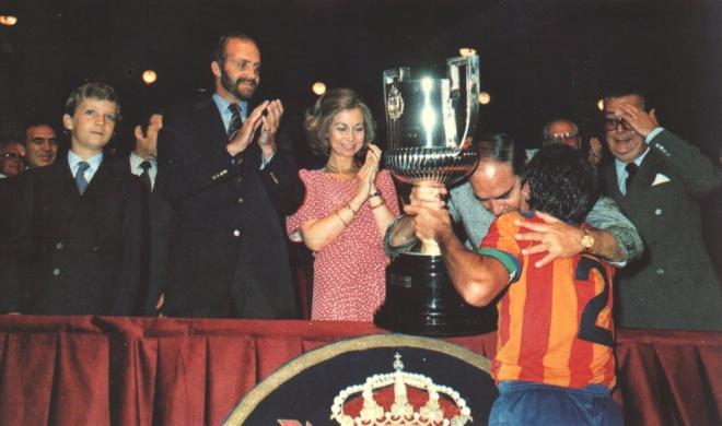 Carrete recoge la Copa del Rey de 1979 (Foto: Valencia CF)