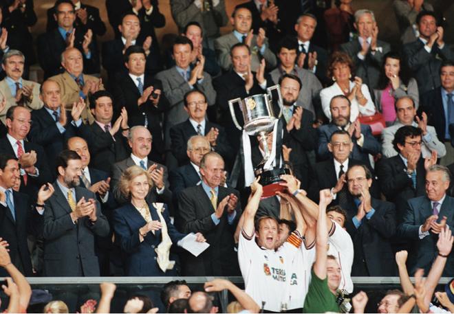 Mendieta levanta la Copa del Rey de 1999. (Foto: Valencia CF)