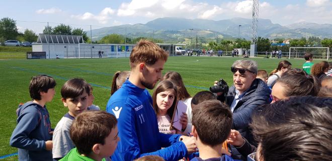 Adnan Januzaj firma autógrafos a los jóvenes aficionados de Villabona.