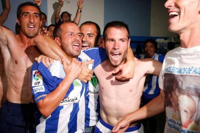 Apoño, abrazado a Sandro, celebra el ascenso del Málaga.