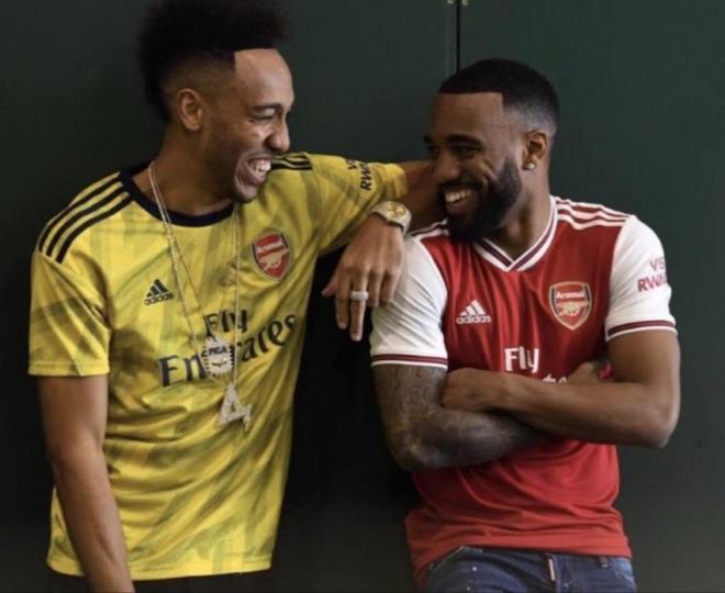 Aubameyang y Lacazette posan con las camisetas del Arsenal para la temporada 19/20.