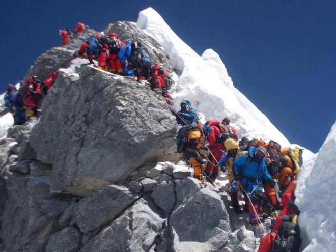 Varios alpinistas se agolpan en el Escalón Hillary.