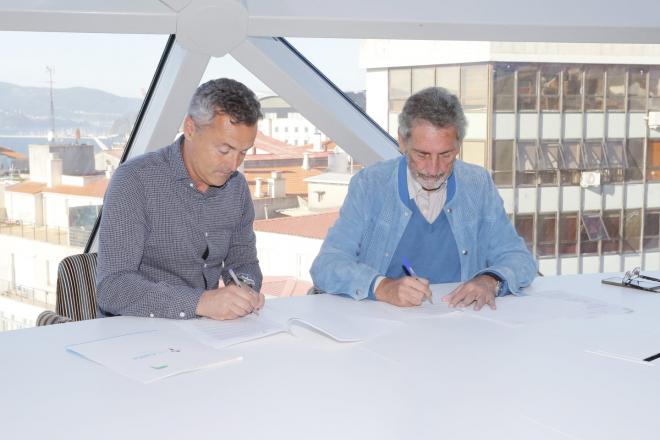 Escribá y Mouriño firman el acuerdo de renovación (Foto: RCCV).