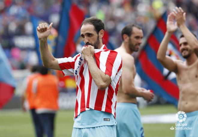 Juanfran ya se despidió del Atlético de Madrid besando el antiguo escudo (Foto: LaLiga).