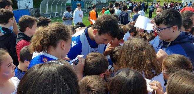 Mikel Oyarzabal no paró de firmar autógrafos a los jóvenes aficionados de Villabona.