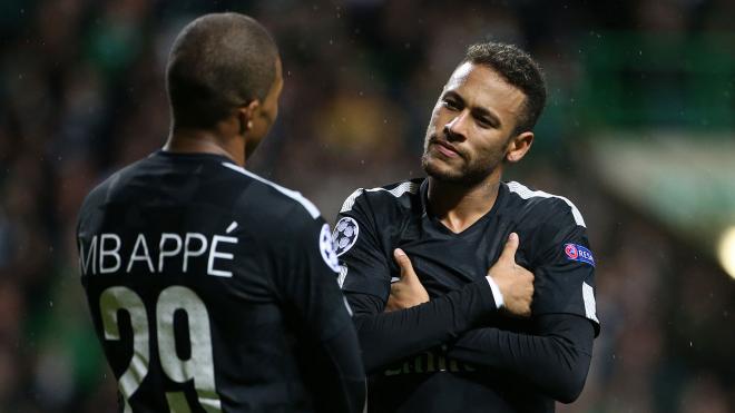 Neymar y Kylian Mbappé celebran un gol con el PSG.