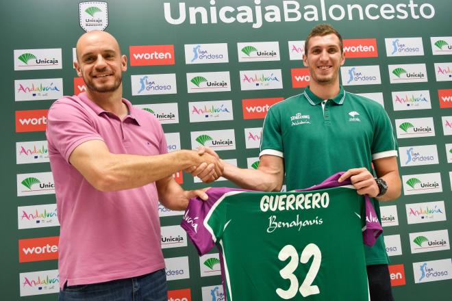 Carlos Jiménez y Rubén Guerrero posan con la camiseta que lucirá el jugador