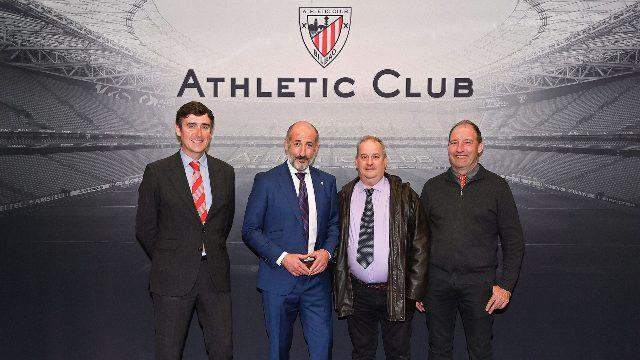 Martín Urrejola y Aitor Elizegi junto a los responsables del CD Oberena en San Mamés (Foto: Athletic Club).