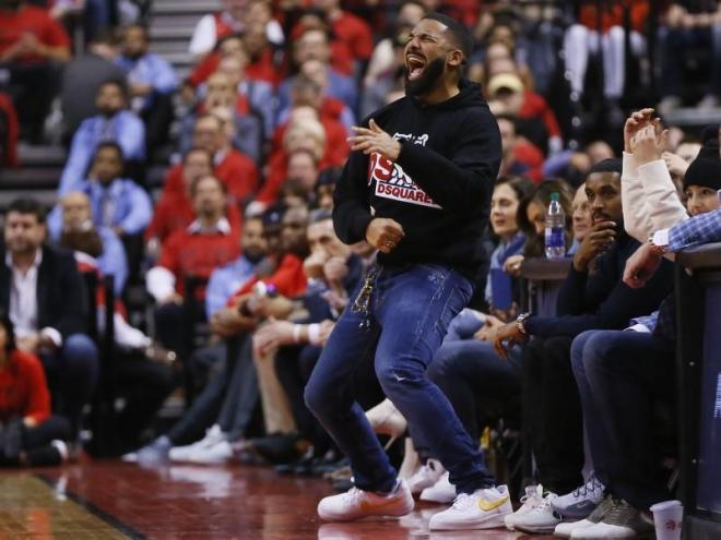 Drake se parte de risa tras un fallo de Antetokounmpo en el Bucks-Raptors.