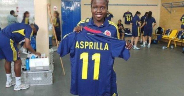 Leidy Asprilla posa con su camiseta de la selección colombiana.