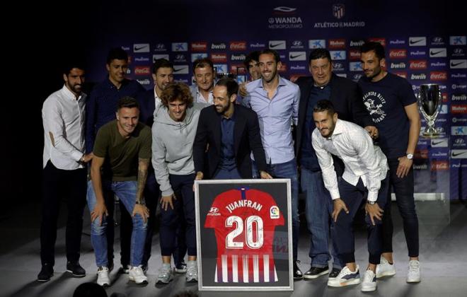 Varios jugadores y ex jugadores del Atlético, con Juanfran en su adiós (Foto: EFE).