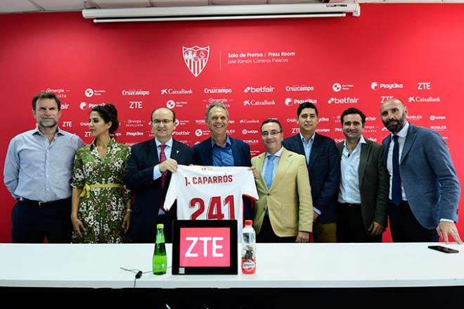 Los consejeros del Sevilla, con Caparrós (Foto: Kiko Hurtado).