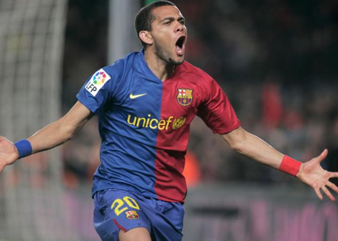 Dani Alves festeja un gol con el Barcelona (Foto: EFE).