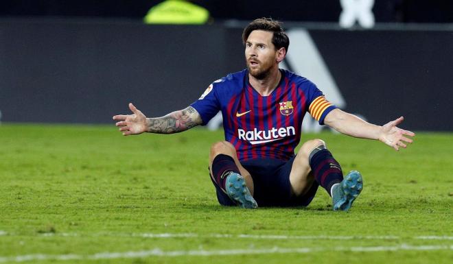 Imagen de la estrella argentina Leo Messi lamentándose en Mestalla (Foto: EFE).