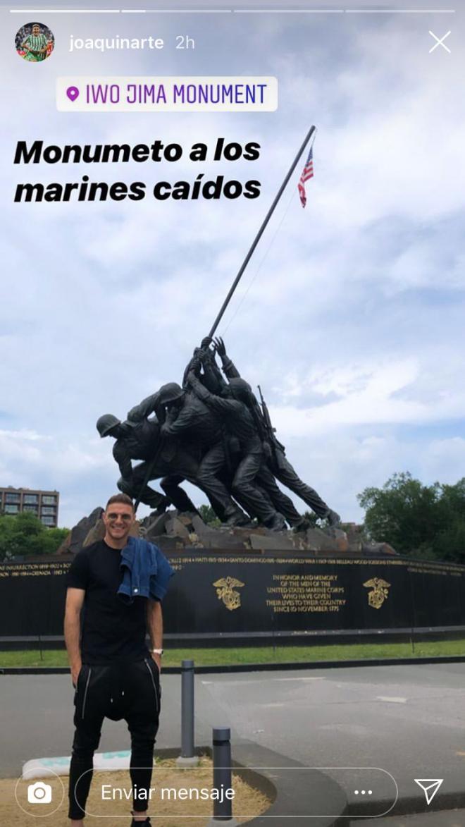 Joaquín, junto al Monumento de Iwo Jima.