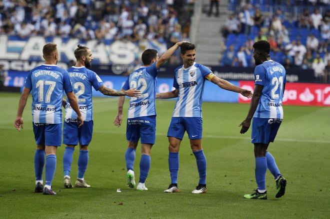 Varios jugadores del Málaga celebran un gol frente al Zaragoza.