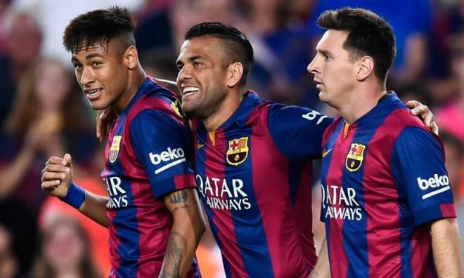 Neymar, Alves y Leo Messi festejan un gol con el Barcelona.