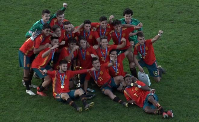 La selección española sub 18, con Morilla y Javi Izquierdo, celebra el título en la Slovakia Cup.
