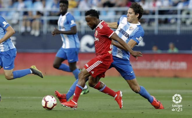 James Igbekeme luchando un balón con un rival del Málaga