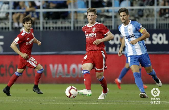 Guti dando un pase en el partido contra el Málaga en La Rosaleda