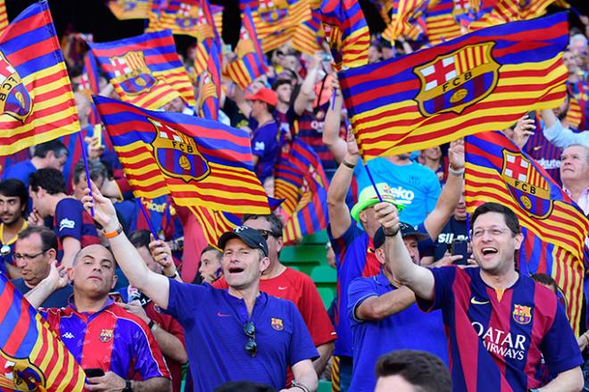 Aficionados del FC Barcelona animan a su equipo en la final de la Copa del Rey frente al Valencia que se jugó en el Benito Villamarín (Foto: Kiko Hurtado).