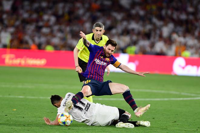 Coquelin derriba a Messi durante la final de la Copa del Rey en Sevilla, FC Barcelona - Valencia, del 2019